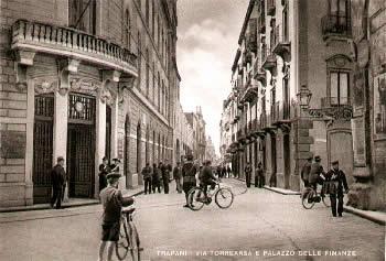 Vecchia Trapani 493 - Trapani - Via Torrearsa e palazzo delle Finanze.jpg